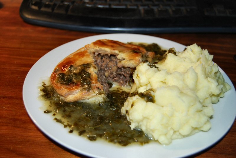 1895059779_Homemadepieandmash2small.jpg.31d2c1f82dbc9acbe1709498cfdfb0af.jpg